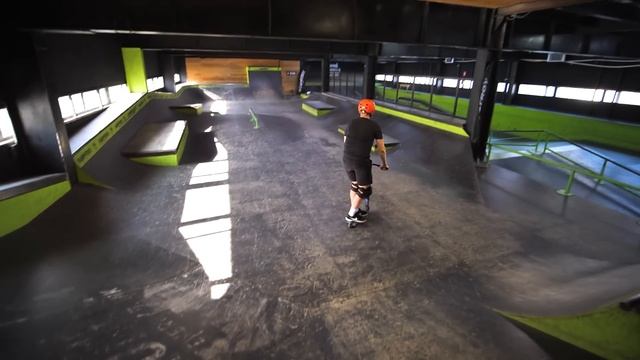 УЧУ СВОЕГО БАТЮ КАТАТЬСЯ НА САМОКАТЕ