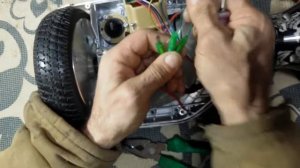 колесо гироскутера снять от основания провода осторо?