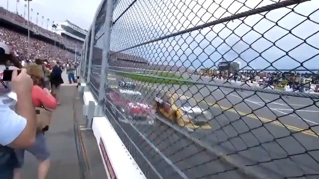 Людей сдувает ветром от машин на трассе Nascar смотреть онлайн