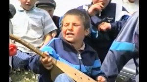 Маленький джигит поет на пандуре