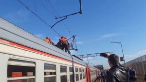 У электрички оторвали пантограф!