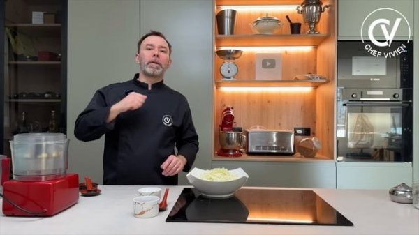 Шеф Вивьен готовит салат из капусты по рецепту францу?