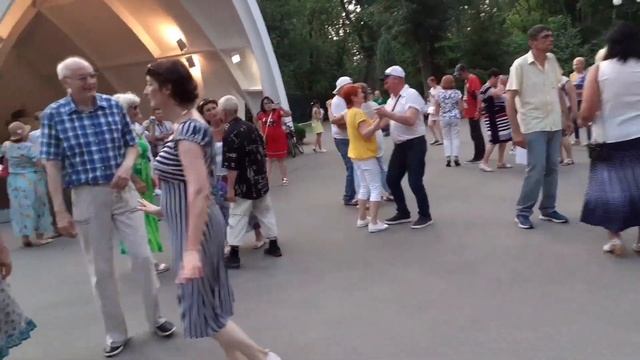 РОЗЫ ДЛЯ ТЕБЯ! СЧАСТЛИВЫЕ МОМЕНТЫ ИЗ ПАРКА ГОРЬКОГО ХА смотреть онлайн