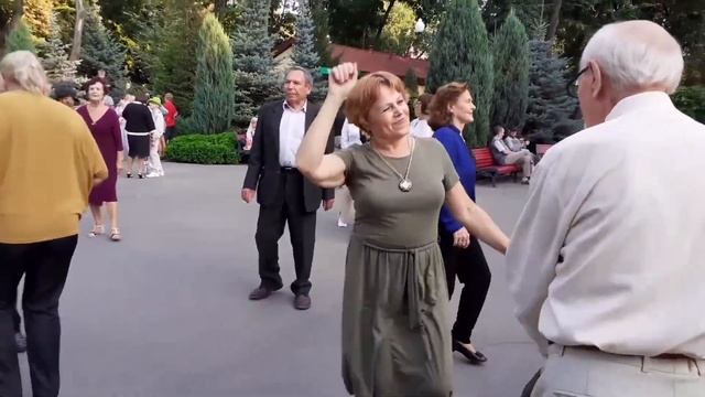 ОНА ЛЮБИЛА РОЗЫ! СЧАСТЛИВЫЕ МОМЕНТЫ ИЗ ПАРКА ГОРЬКОГО