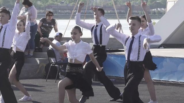 Танцевальный клуб "Карнавал" смотреть онлайн