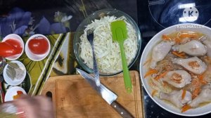 Куриные голени с капустой, тушёные на сковороде.