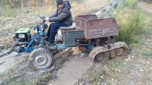 Гусеничный трактор самодельный застрял в болоте