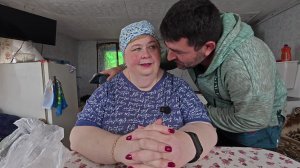 Рыбка готовится в теплице  пока идёт  дождь. Ещё  в одной теплице  высадили  рассаду.