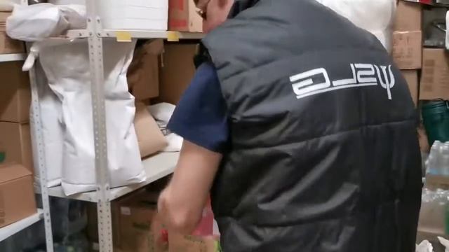 Работники склада.