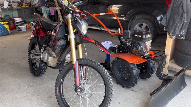 РАЗДАЛИ НА ЗАДНЕМ НА ДВУХ ЭНДУРО! СЛОМАЛИСЬ ДВА МОТОЦИ смотреть онлайн