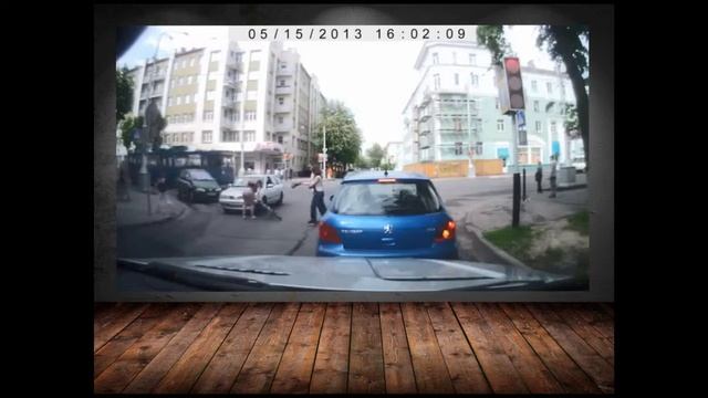 Велосипедист врезался в автомобиль!! смотреть онлайн