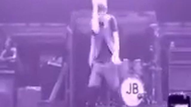 Джастин Бибер прикольно танцует !.3gp