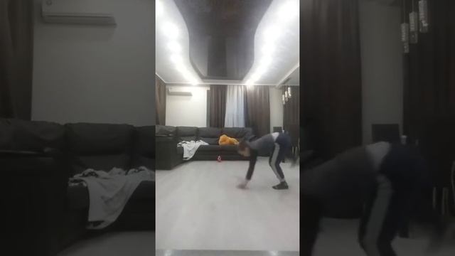 Я научился крутится на 1 руке