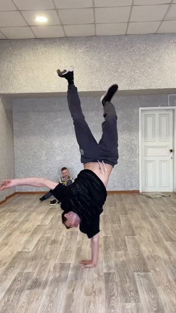 Прыжки на одной руке jumping on one hand брейк данс смотреть онлайн