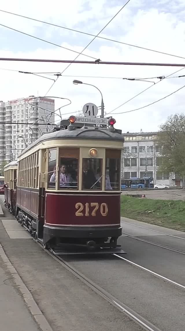 Москва. Моторный трамвайный вагон № 2170 модели КМ с прицепным трамвайным вагоном № 2556 модели КП. смотреть онлайн