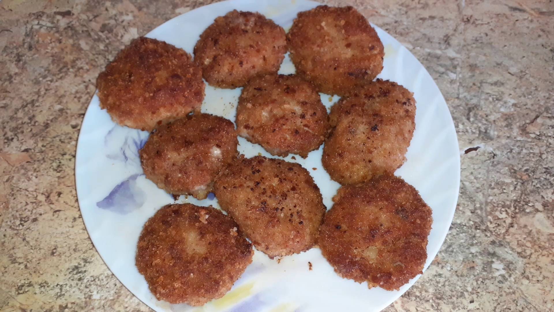 Очень вкусные и сочные котлеты с хрустящей корочкой из свинины. Котлеты в панировке. смотреть онлайн