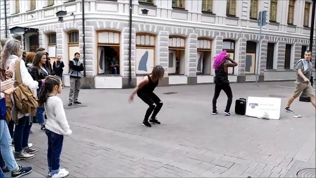 Уличные танцы ~ Парни устроили прикольное шоу 2016