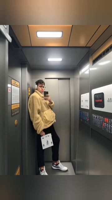 Нейросеть творит что-то странное #мафаня #mafanya #mafanyatoopeyu #бугор #бугорартём #янгхата смотреть онлайн