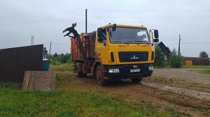Мусоровоз МаЗ с боковой загрузкой