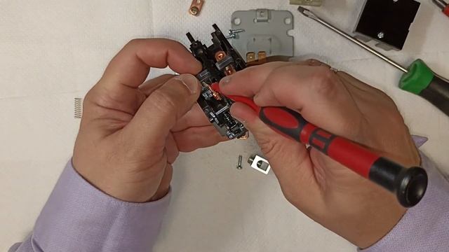 Огляд 2х полюсного  контактора Goodspec HLC-2XU04GG