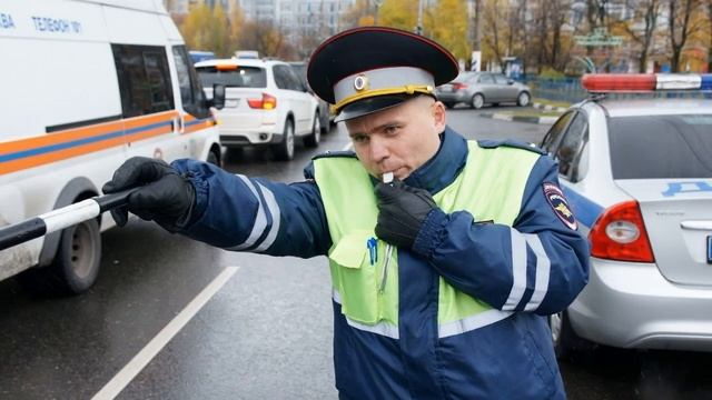 Зачем дедуля кивает головой, проезжая пост ДПС смотреть онлайн