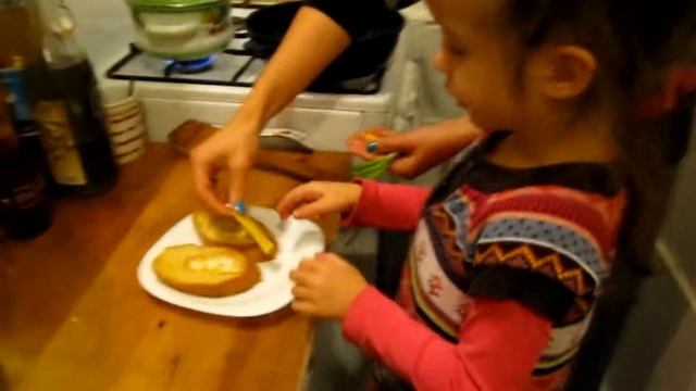 Ника готовит гренки - бабочку. Butterfly toast from Nika. смотреть онлайн