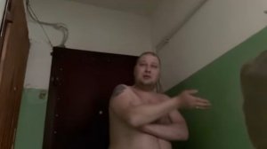 Вася на сене. Живёт за счёт больной дочки.