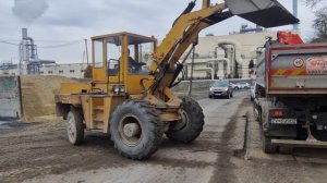 Фронтальный погрузчик UN 053( PPS DETVA) в работе .