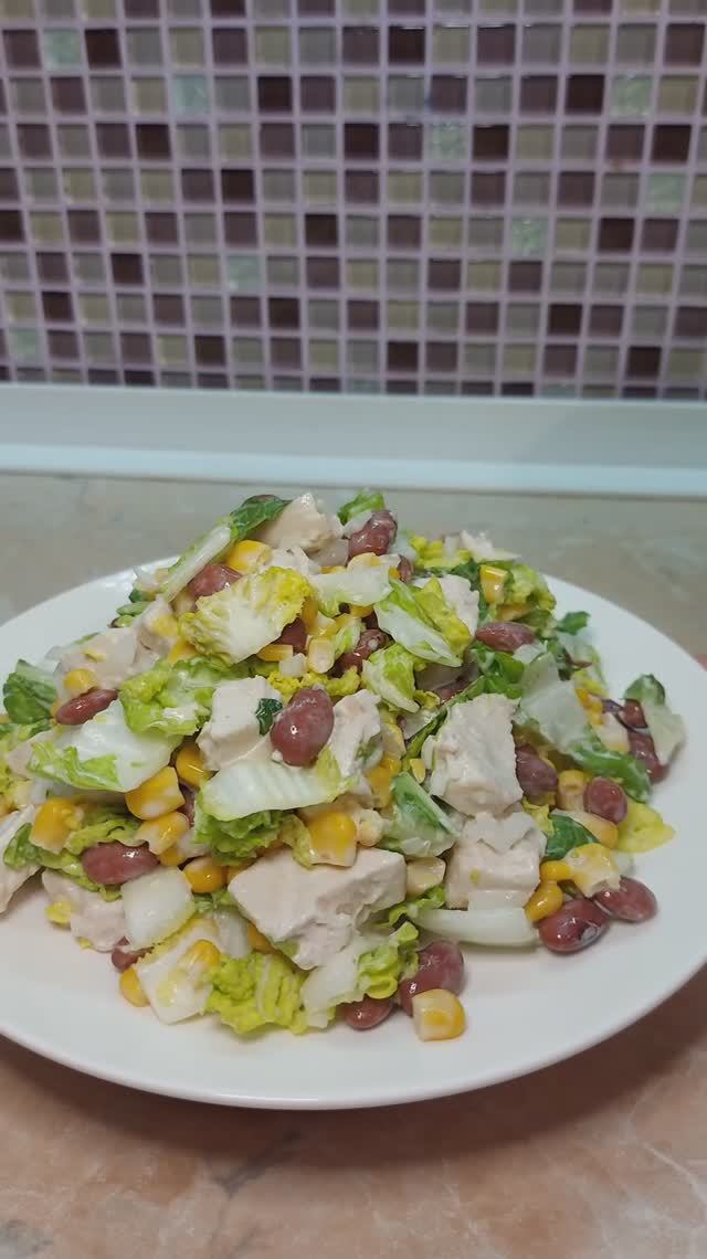 Салат с курицей, пекинской капустой, фасолью и кукурузой смотреть онлайн