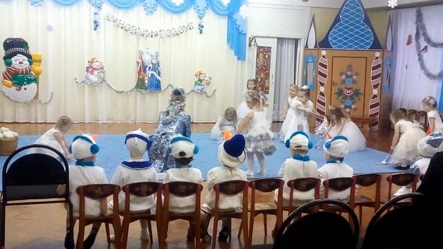 УТРЕННИК в детском саду / Подарок, елка,дед мороз! Видео для детей смотреть онлайн