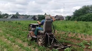 Окучивание картофеля самодельным минитрактором.