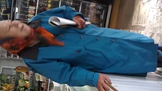 Угарная бабка на понтах орёт на мужика в магазине(прикол) смотреть онлайн