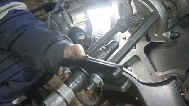 Развалился и заклинил подшипник вала ведомого вариат?