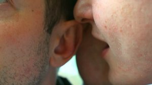 Сделала это ему под столом в ресторане