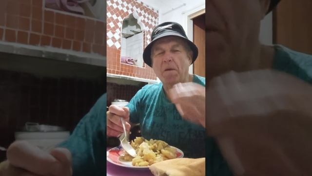 На поздний ужин у меня, картошка с грибами и огурчик. П?