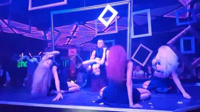 Шоу в Bhb. Интересная постановка.