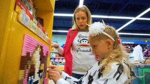 Милана РАЗБУДИЛА ВСЕХ УТРОМ РАНО или как Милана Выбирает Игрушки в магазине! Скетч от Family Box