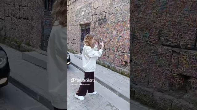 Гости из России пишут свои имена на стене 