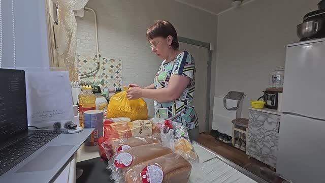 Закупились, на какое то время хватит. Жизнь простых людей в деревне смотреть онлайн