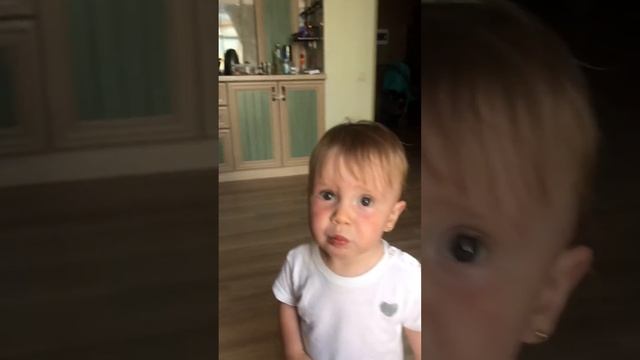 Смешные дети ест абрикос😁😁😁