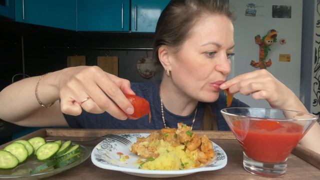 МУКБАНГ ЖАРЕНОЕ МЯСО С ЛУКОМ И ПЮРЕ/СОЛЕНЬЯ/MUKBANG ОБЖОР смотреть онлайн
