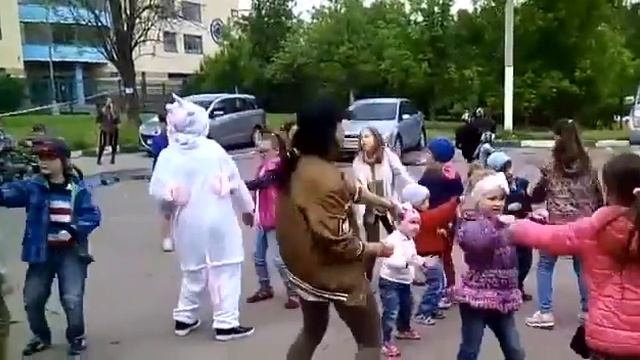 Дети танцуют хип хоп на празднике смотреть онлайн