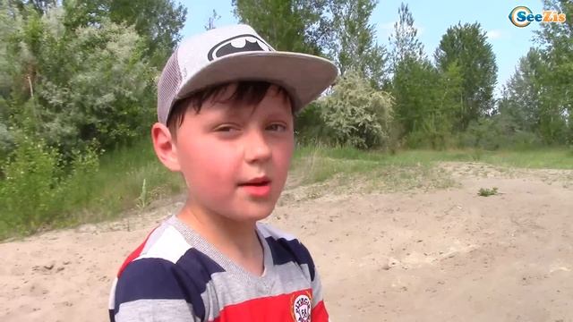 CARS TOYS BRUDER DIGGER | Экскаватор в песке ищет маленькую Машин