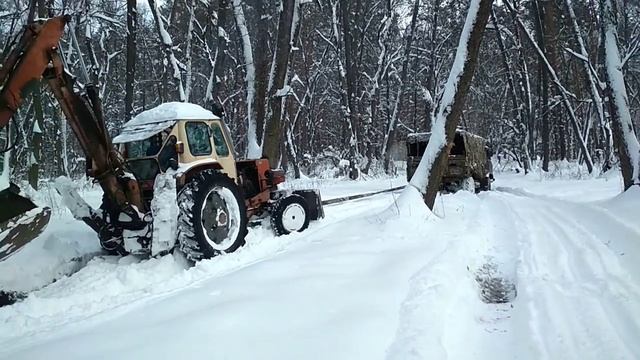 Газ 66 тянет трактор ЮМЗ настоящий 4x4 offroad, самый крутой смотреть онлайн