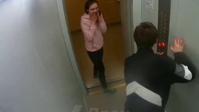 В Ярославле солевые Даня и Настя словили бэд-трип и бегая с криками по трём разным многоэтажкам... смотреть онлайн