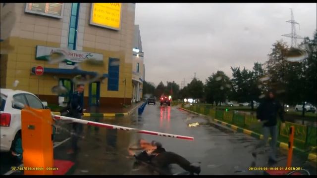 ШЛАГБАУМ против ВЕЛОСИПЕДИСТА смотреть онлайн