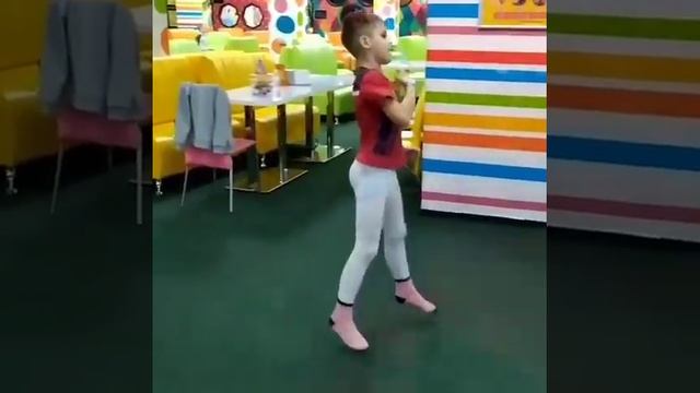 мальчик танцует в белых колготках