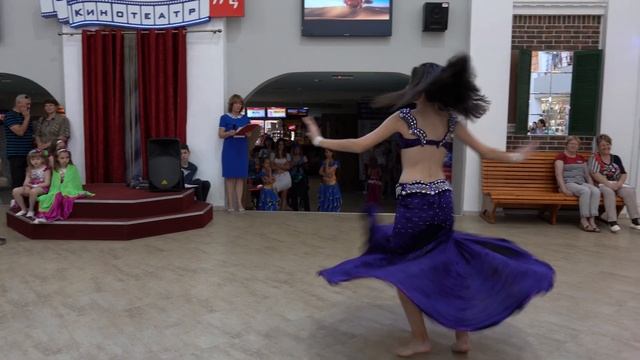 Студия танца АИША 15 лет. концерт в ТРЦ. Алина Городинец oriental solo смотреть онлайн