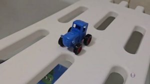 Синий трактор по полям наоборот со звуком едет за муко