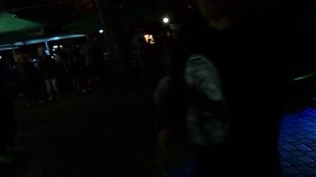 положи ему червонец в шапку